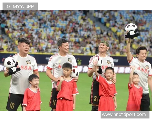 国内足球明星化身街头老人展现慈祥风采引发路人关注与热议